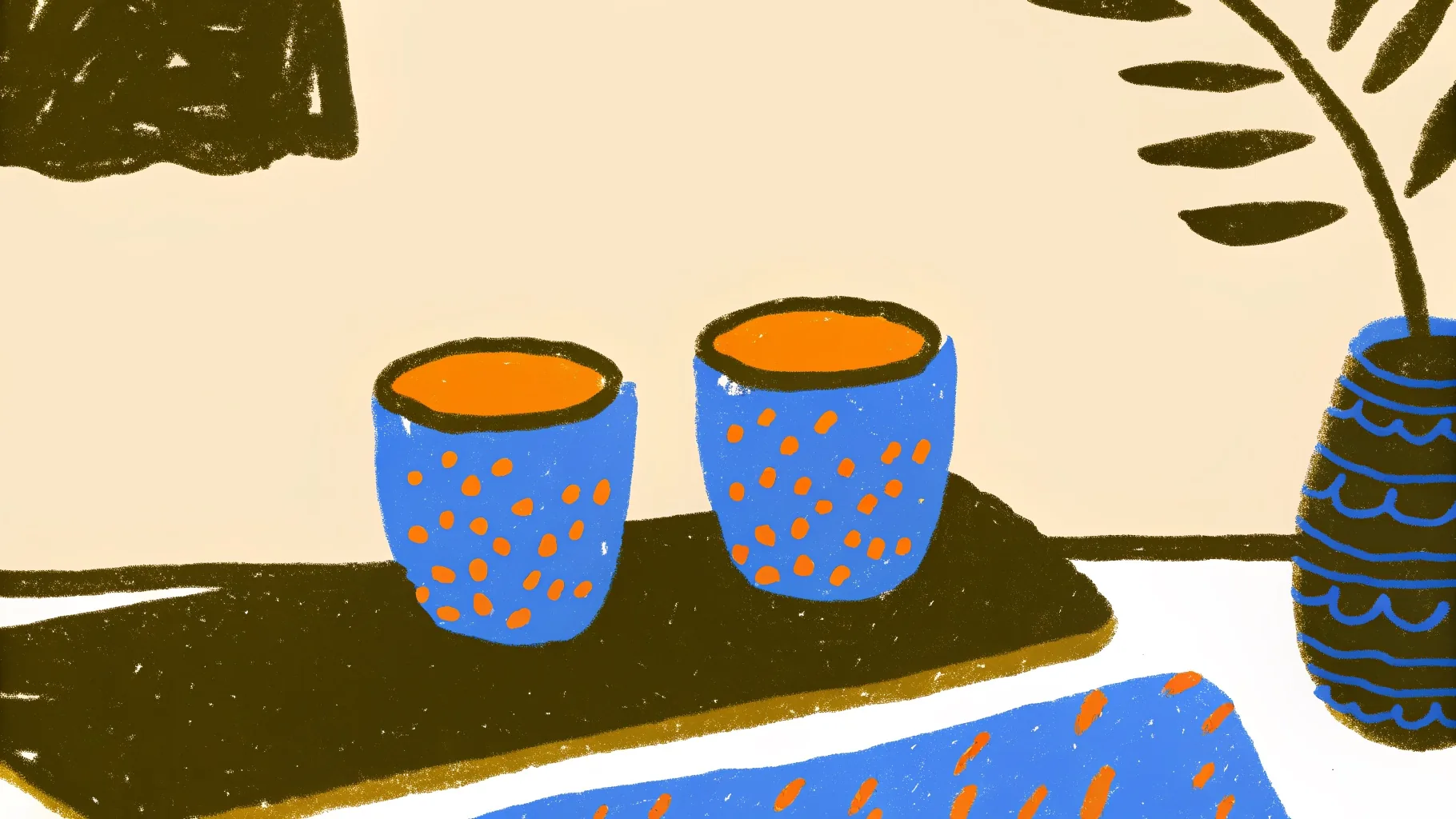 木製トレーに並ぶ無地のペアカップとドライフラワー